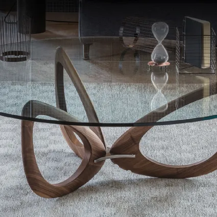 Tavolino con base in legno massello di Noce Canaletto e piano in cristallo Helix di Cattelan Italia