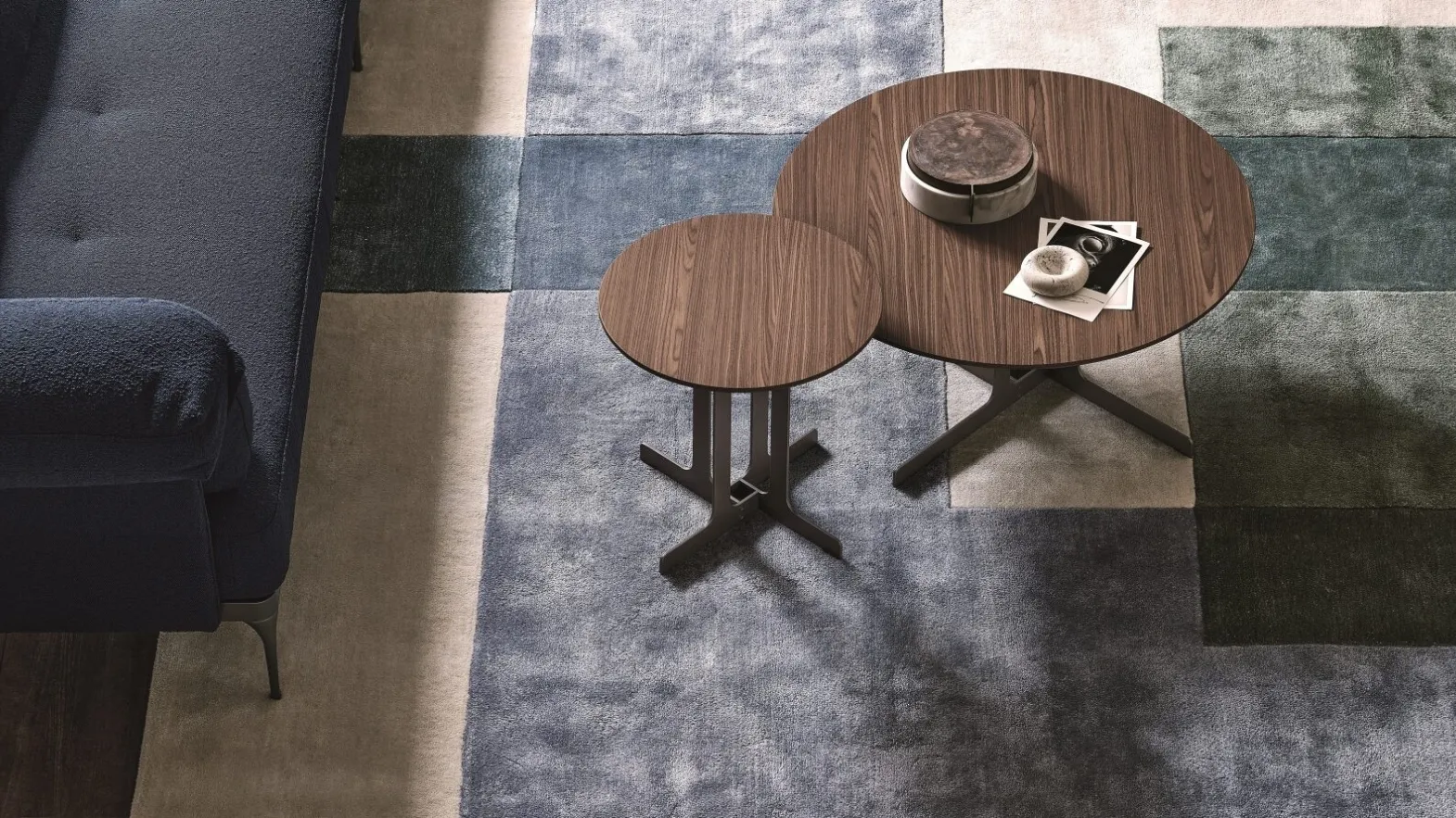 Tavolino rotondo in legno (MDF) e base in metallo Nell di Ditre Italia