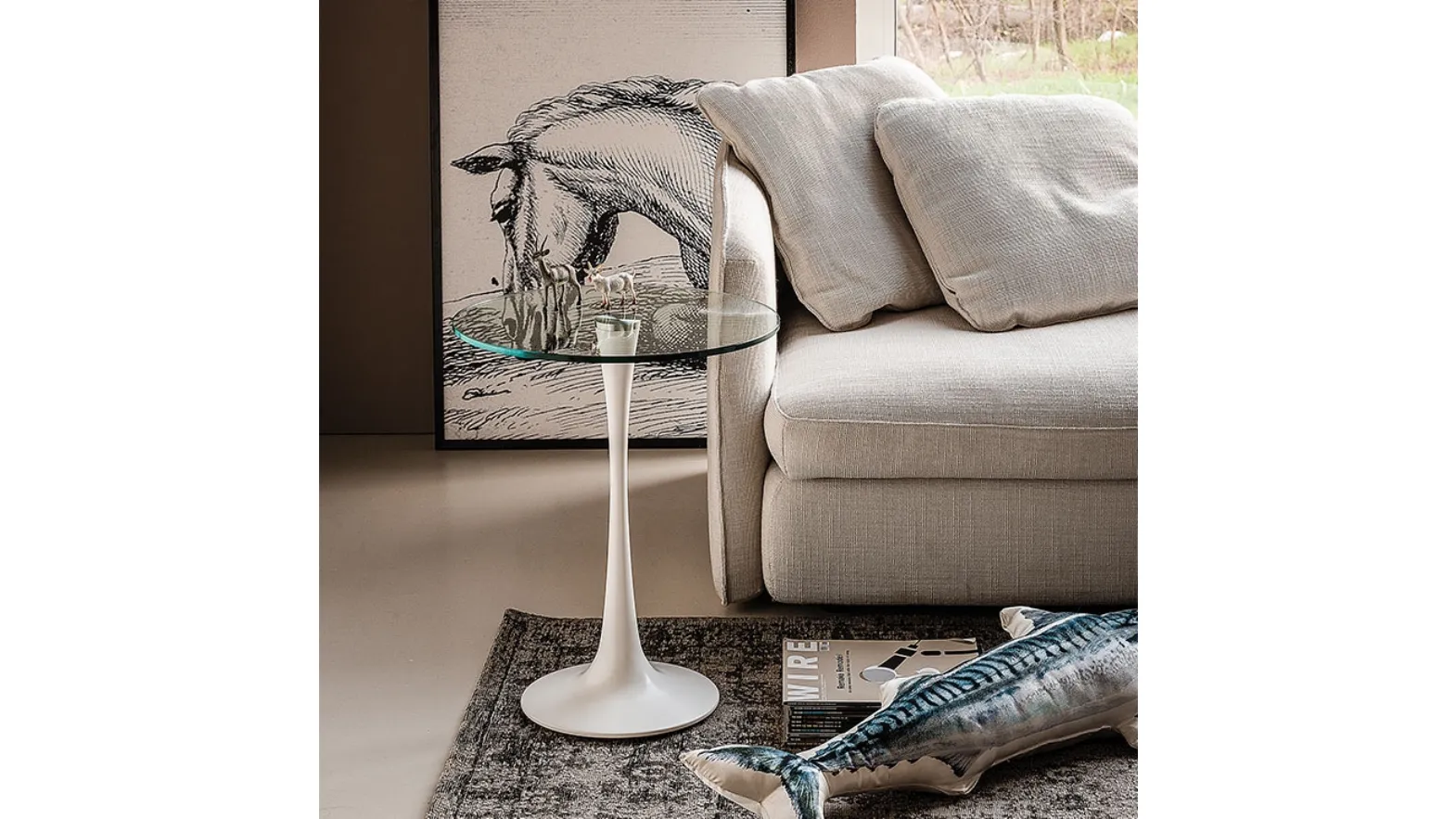 Tavolino con base in poliuretano e piano in vetro Hugo di Cattelan Italia