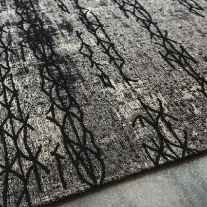 Tappeto Mumbai grigio e nero tessuto in cotone e ciniglia a rilievo di Cattelan Italia