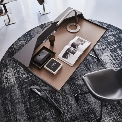 Scrittoio Qwerty in acciaio verniciato graphite con piano in MDF e PAD in cuoio di Cattelan Italia