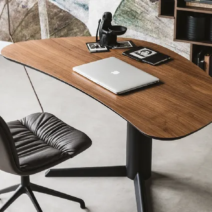 Scrittoio Malibù con base in acciaio verniciato goffrato e piano in Noce Canaletto di Cattelan Italia