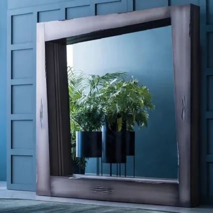 Specchiera Look con cornice in finitura laccato silverblack di Adriani e Rossi