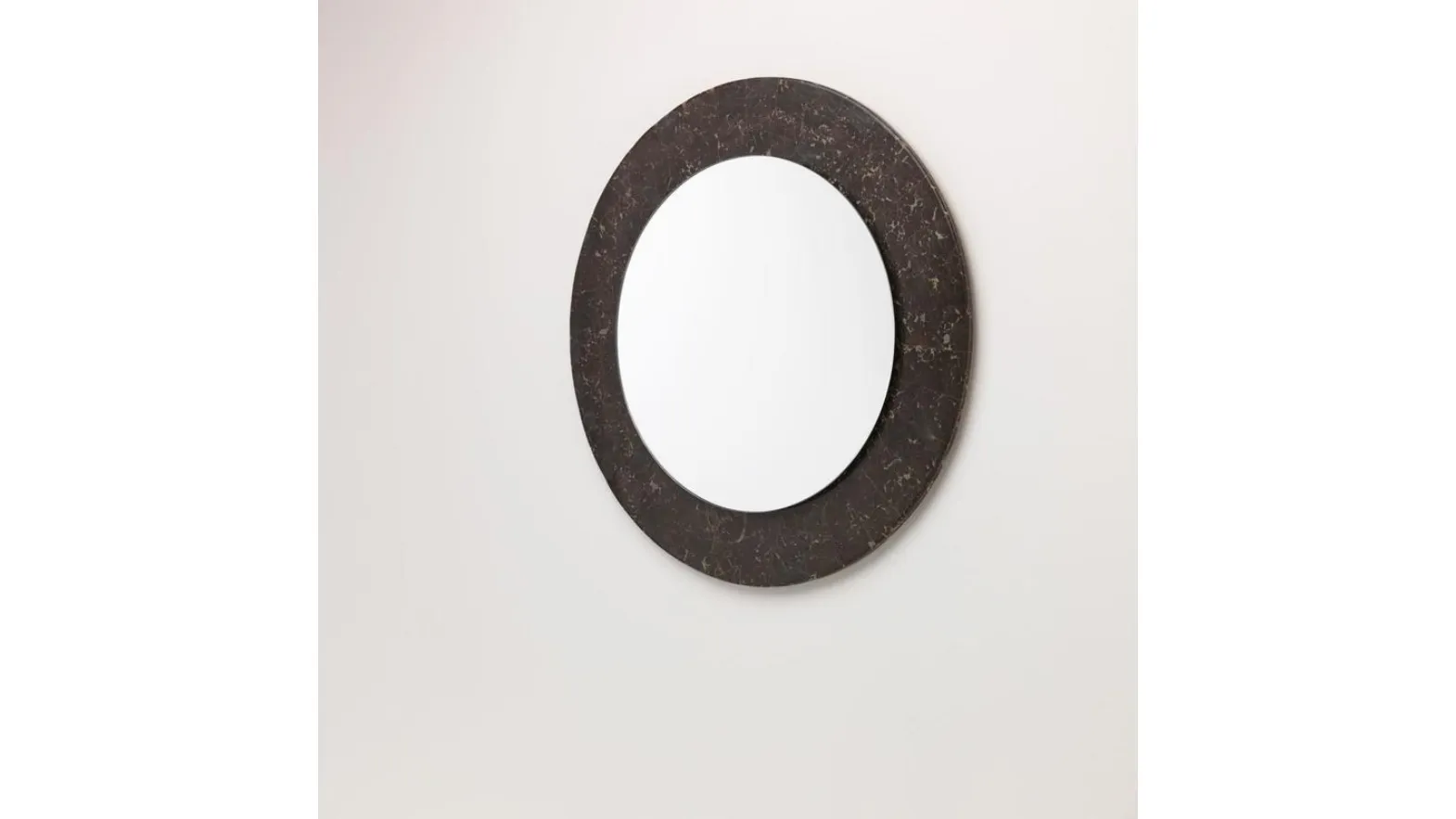 Specchio rotondo Palam con rivestimento della cornice in tessere di pietra fossile di Stones