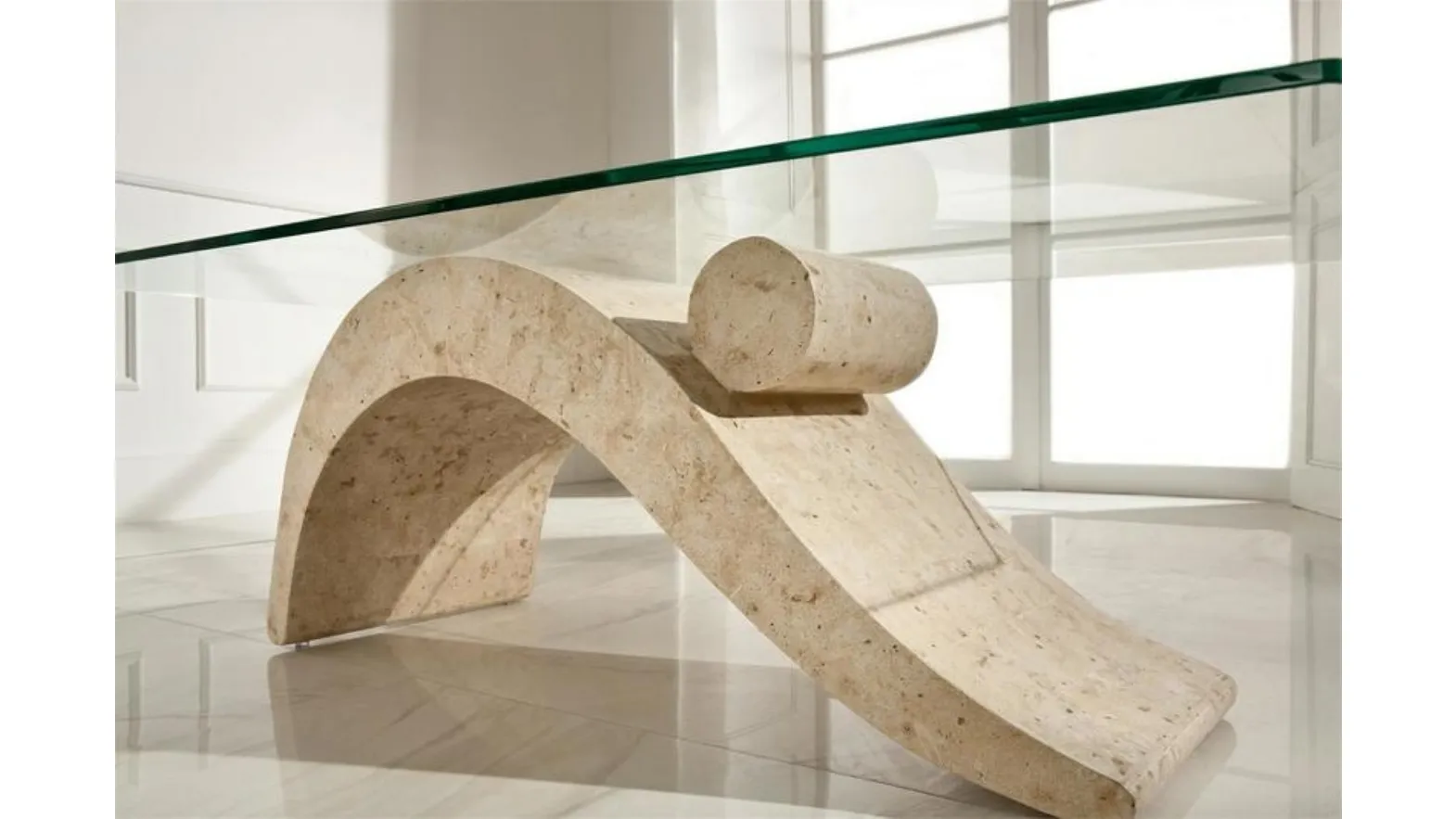 Tavolino Dove con base scultorea in pietra fossile e top in vetro temprato trasparente di Stones