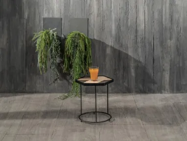 Tavolino Jay con top in legno con inserti in pietra e struttura in metallo di Stones