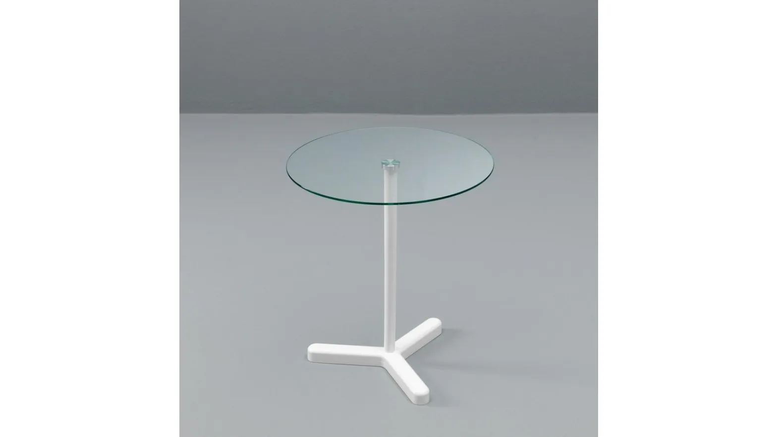 Tavolino rotondo con top in vetro temprato e base in metallo verniciato Tako di Stones
