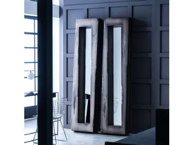 Specchiera Valentino con specchio inclinato e cornice in laccato finitura silverblack di Adriani e Rossi