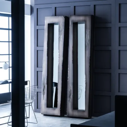 Specchiera Valentino con specchio inclinato e cornice in laccato finitura silverblack di Adriani e Rossi