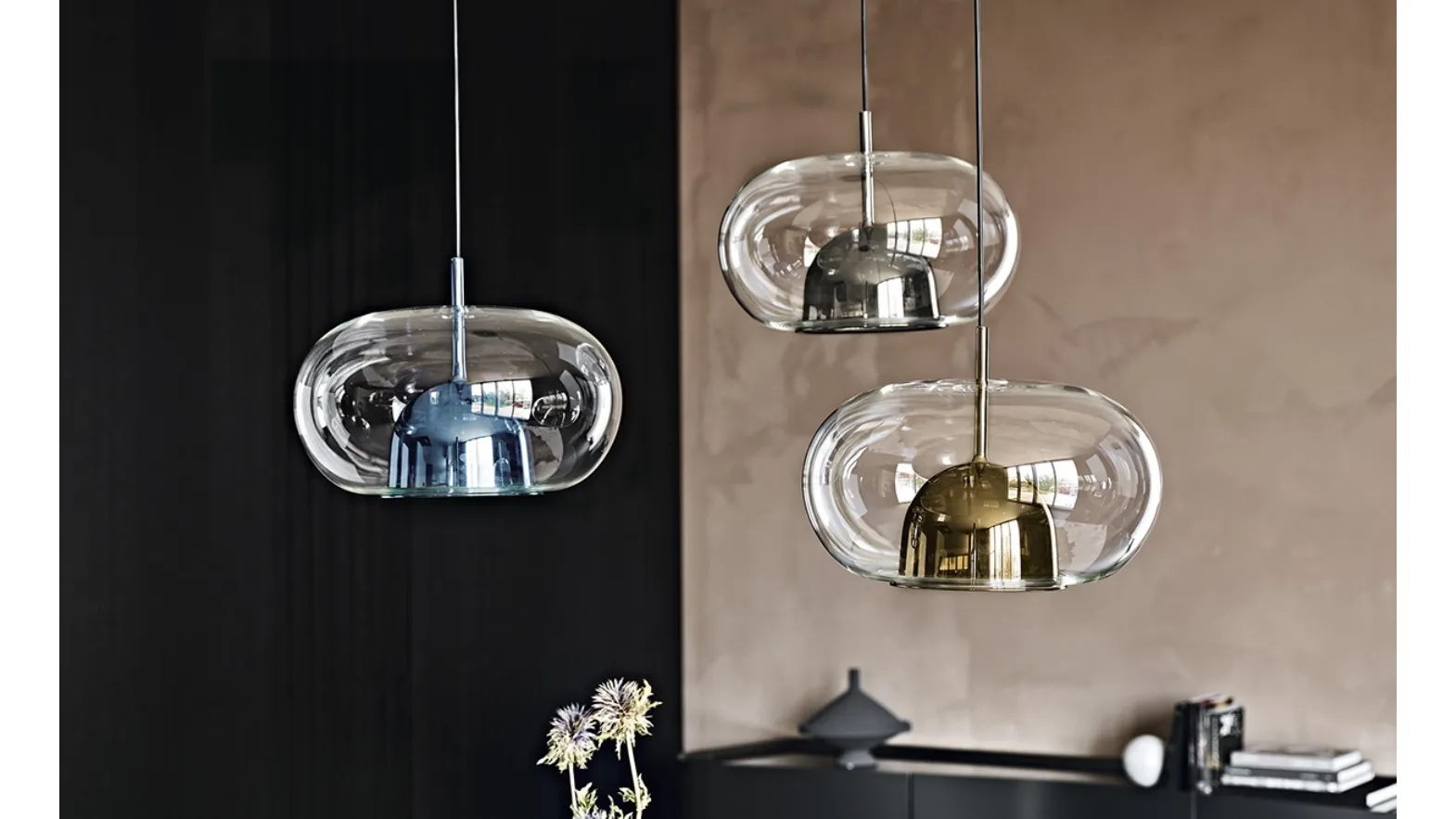 Lampada a sospensione con paralume in vetro borosilicato trasparente e calotta interna in vetro borosilicato verniciato Coimbra di Cattelan Italia