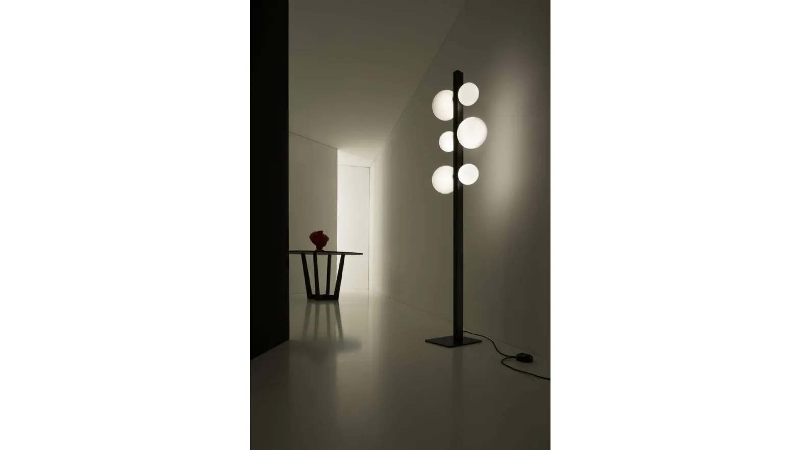 Lampada da terra in alluminio con diffusore in vetro soffiato bianco latte Ics di Vesoi