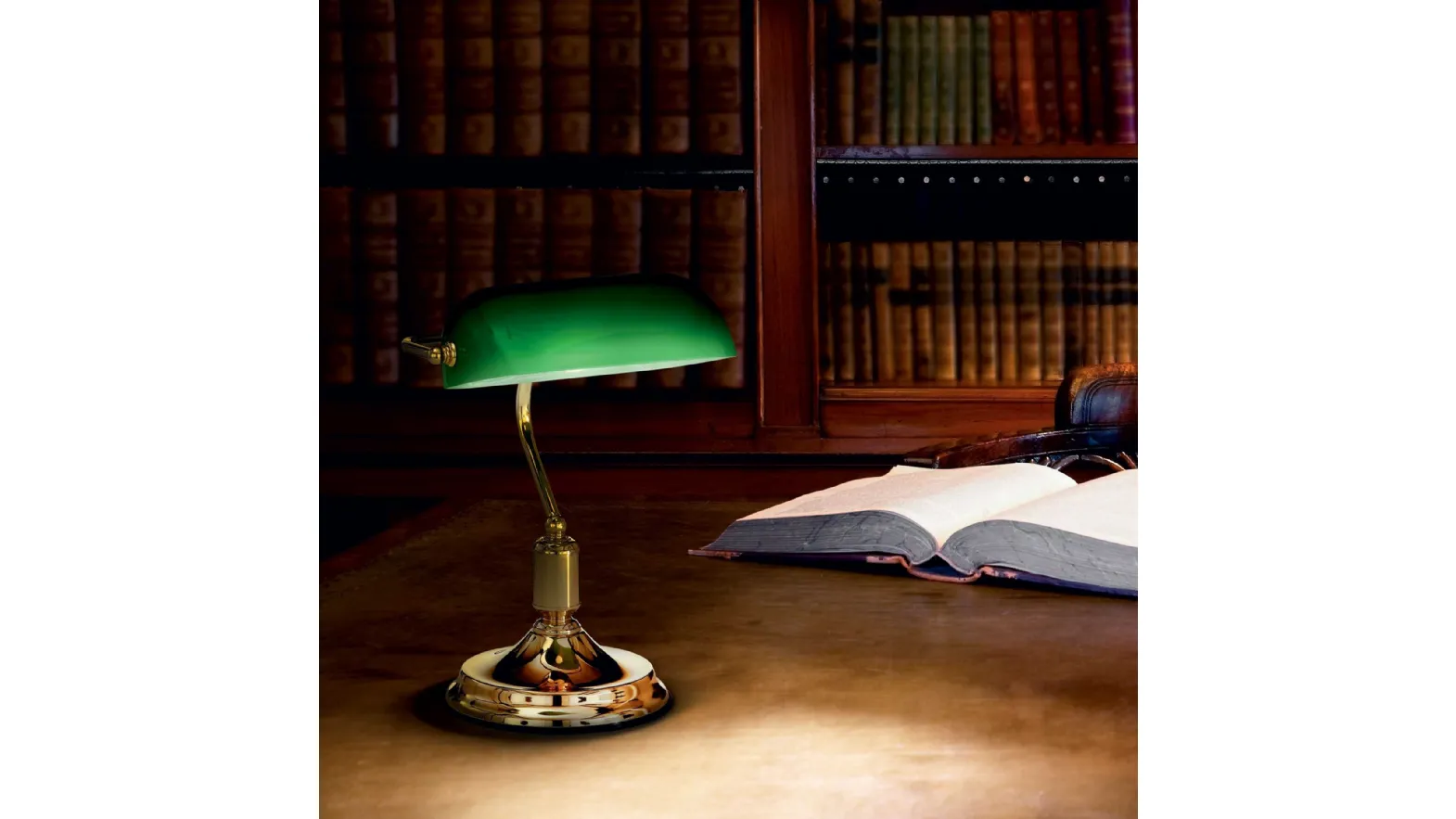 Lampada da tavolo Lawyer in metallo finitura ottone e diffusore in vetro soffiato e incamiciato di Ideal Lux