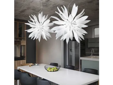 Lampada a sospensione Leaves in vetro soffiato bianco e modellato a mano di Ideal Lux