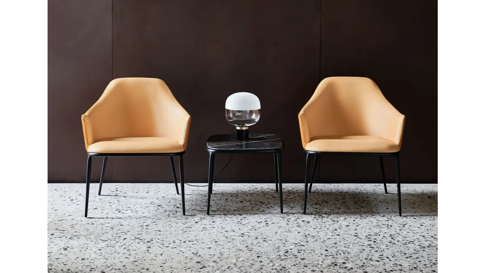 Lampada con diffusore in vetro trasparente e satinato e base in metallo in colore nero e oro Ghost Tavolo di Midj