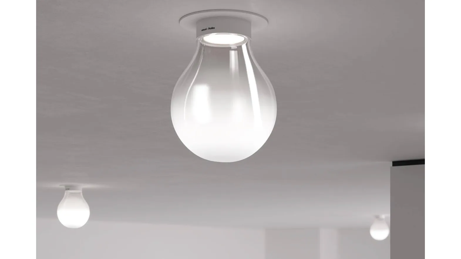 Lampada da parete con diffusore in vetro soffiato pyrex chiaro sfumato sabbiato lavorato artigianalmenteNoidrop di Vesoi
