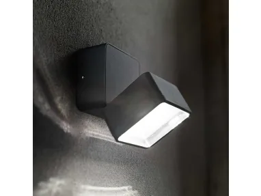 Lampada da parete Omega Square in metallo verniciato nero con diffusore inclinabile di Ideal Lux