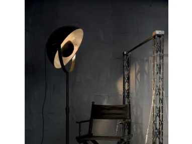 Lampada da terra Stage in metallo con treppiede regolabile in altezza e diffusore orientabile, decorato internamente in foglia oro di Ideal Lux