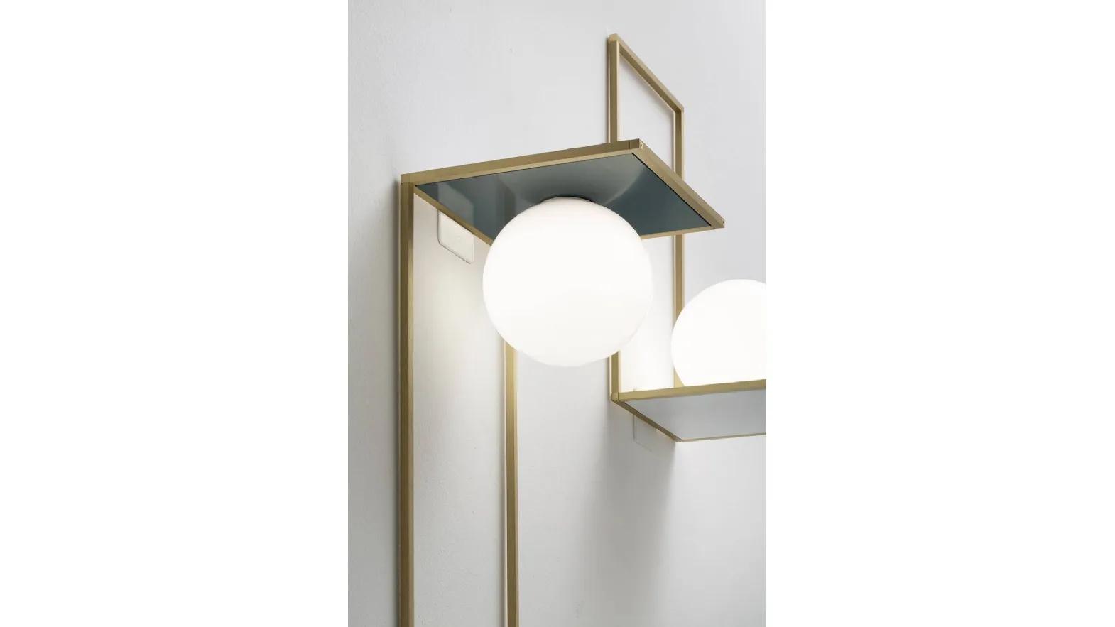 Lampada da parete in ottone con diffusore in vetro bianco latte Sottomultiplo di Vesoi