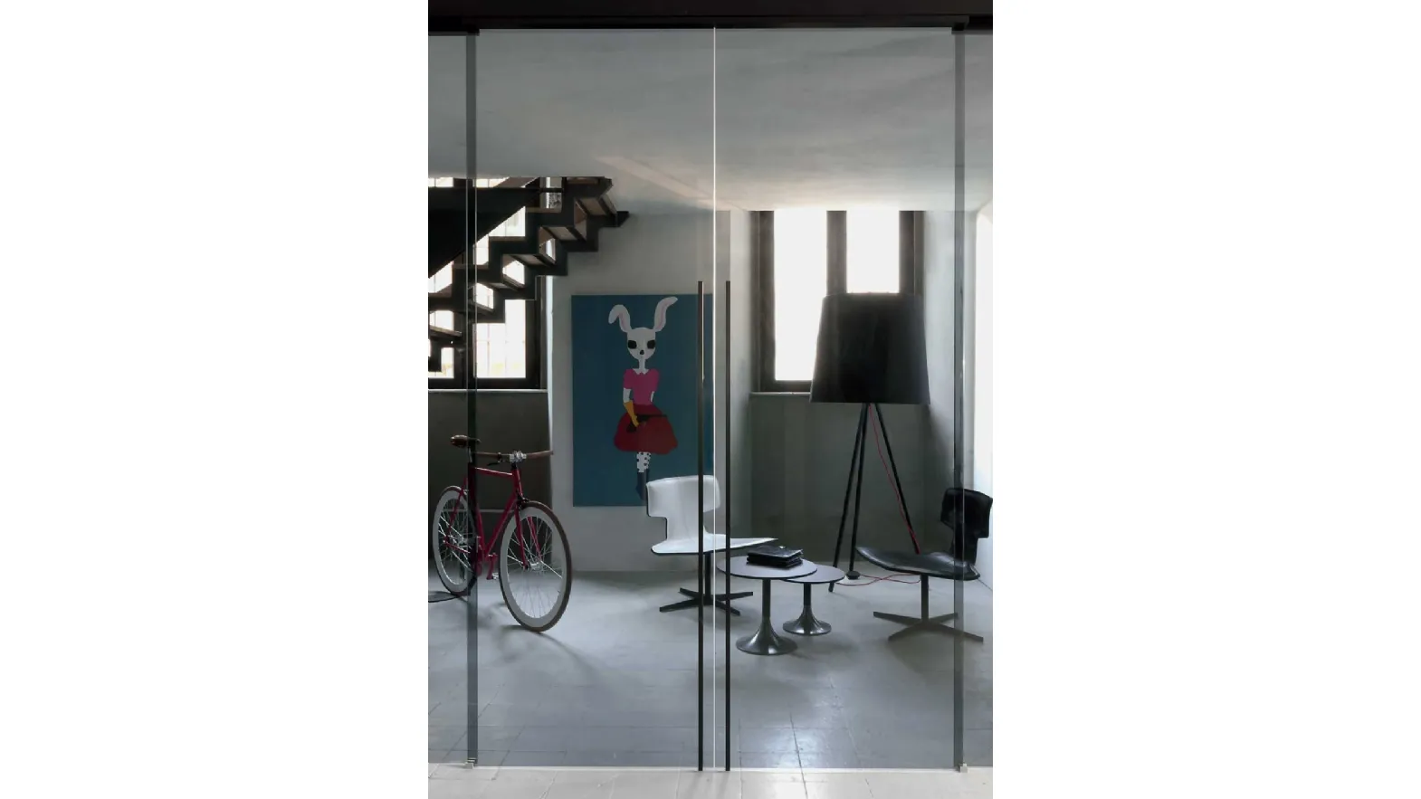 Porta scorrevole con ante in vetro acidato e profili in alluminio nero Dot di Albed