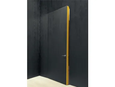 Porta filomuro con anta in legno carbone e stipite laccato ocra Integra di Albed