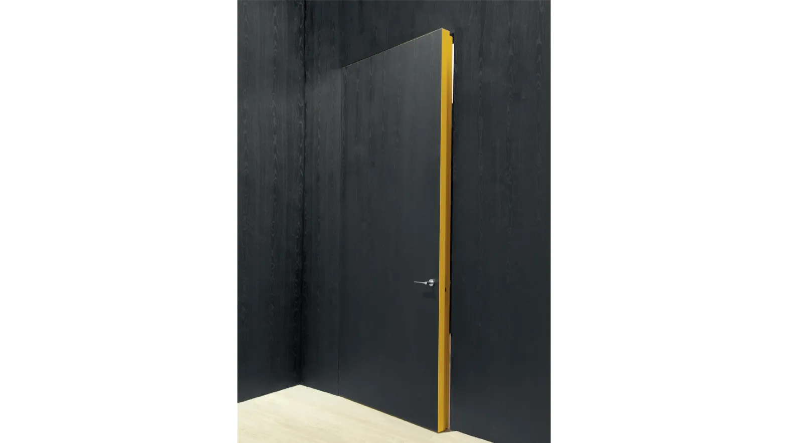 Porta filomuro con anta in legno carbone e stipite laccato ocra Integra di Albed