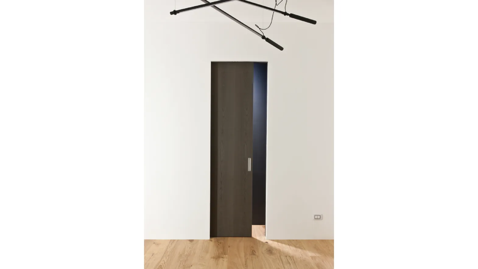 Porta a scomparsa con anta in legno smoky grey Trait di Albed
