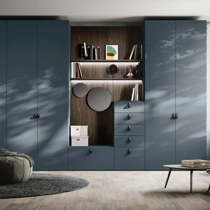 Armadio Drop finitura petrolio e noce moro di Imab