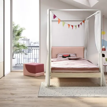 Cameretta con letto a baldacchino e armadio ad ante scorrevoli Kids space 06 di Nidi