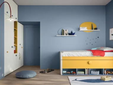 Cameretta con doppio letto, armadio a muro e pensili a parete Kids space 08 di Nidi