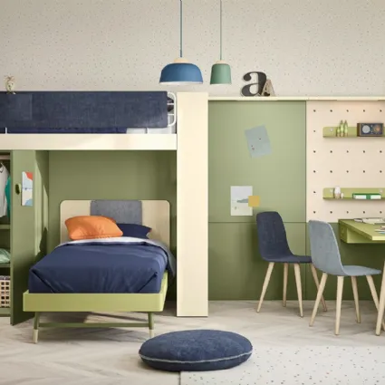 Cameretta con letti a castello armadi e scrivania a boiserie Kids space 11 di Nidi