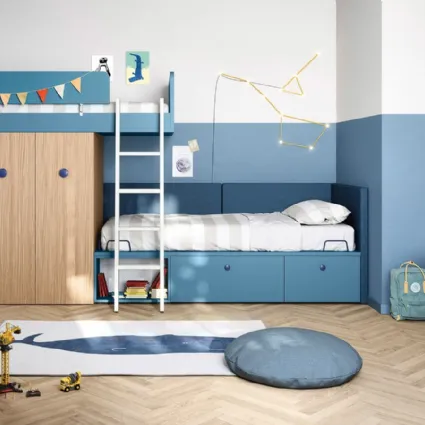 Cameretta con 2 letti a castello, cassettoni e armadio in legno Kids space 12 di Nidi
