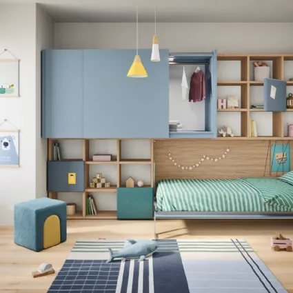 Cameretta in legno e laccato denim con letto a ribalta Kids space 29 di Nidi