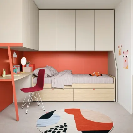Cameretta con cassettoni in legno e armadiatura in laccato Kids space 26 di Nidi