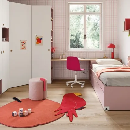 Cameretta su misura con cabina armadio ad angolo e panca contenitore Kids space 07 di Nidi