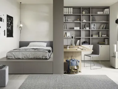 Cameretta componibile con letto su cassettone, scrivania e ampia libreria Next space 02 di Nidi