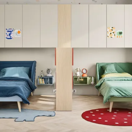 Cameretta con 2 letti su armadiatura a ponte con libreria separè Kids space 22 di Nidi