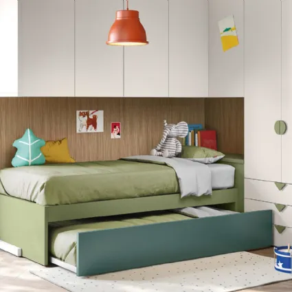 Cameretta a ponte con 2 letti di cui uno incassato, in melaminico verde e chiaro Kids space 27 di Nidi