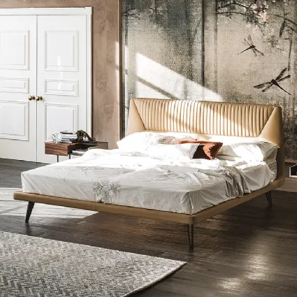 Letto con testiera sagomata imbottita e rivestita in ecopelle Amadeus di Cattelan Italia