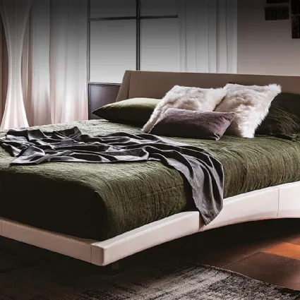 Letto di design in pelle chiara con testiera Dylan di Cattelan Italia