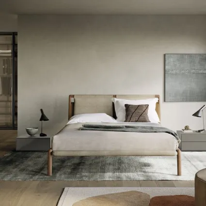 Letto in legno dove i due cuscini in memory foam della testiera si sovrappongono alla struttura in legno, unita da una fascia orizzontale in cuoio Tepu di Dall'Agnese