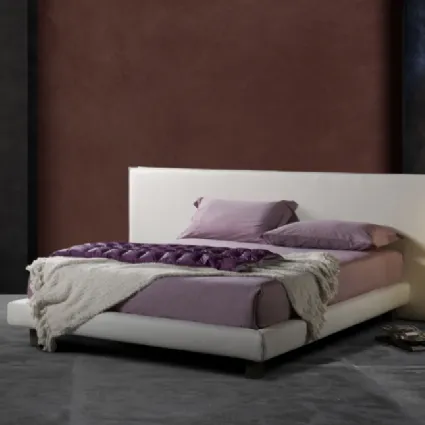Letto imbottito dalle linee semplici ed eleganti con testiera geometrica Milo Ring 14 di Excò