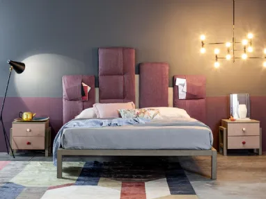 Letto in legno massello con testiera asimmetrica imbottita, in tessuto con tasche Urban Time Indio di Callesella