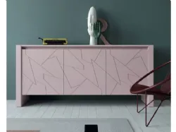 Madia Diagona Art 1752 con ante intagliate in legno laccato rosa di Fratelli Mirandola