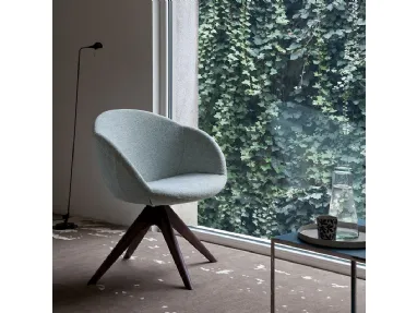 Poltroncina Bea in tessuto con base a raggera in legno di Dall'Agnese