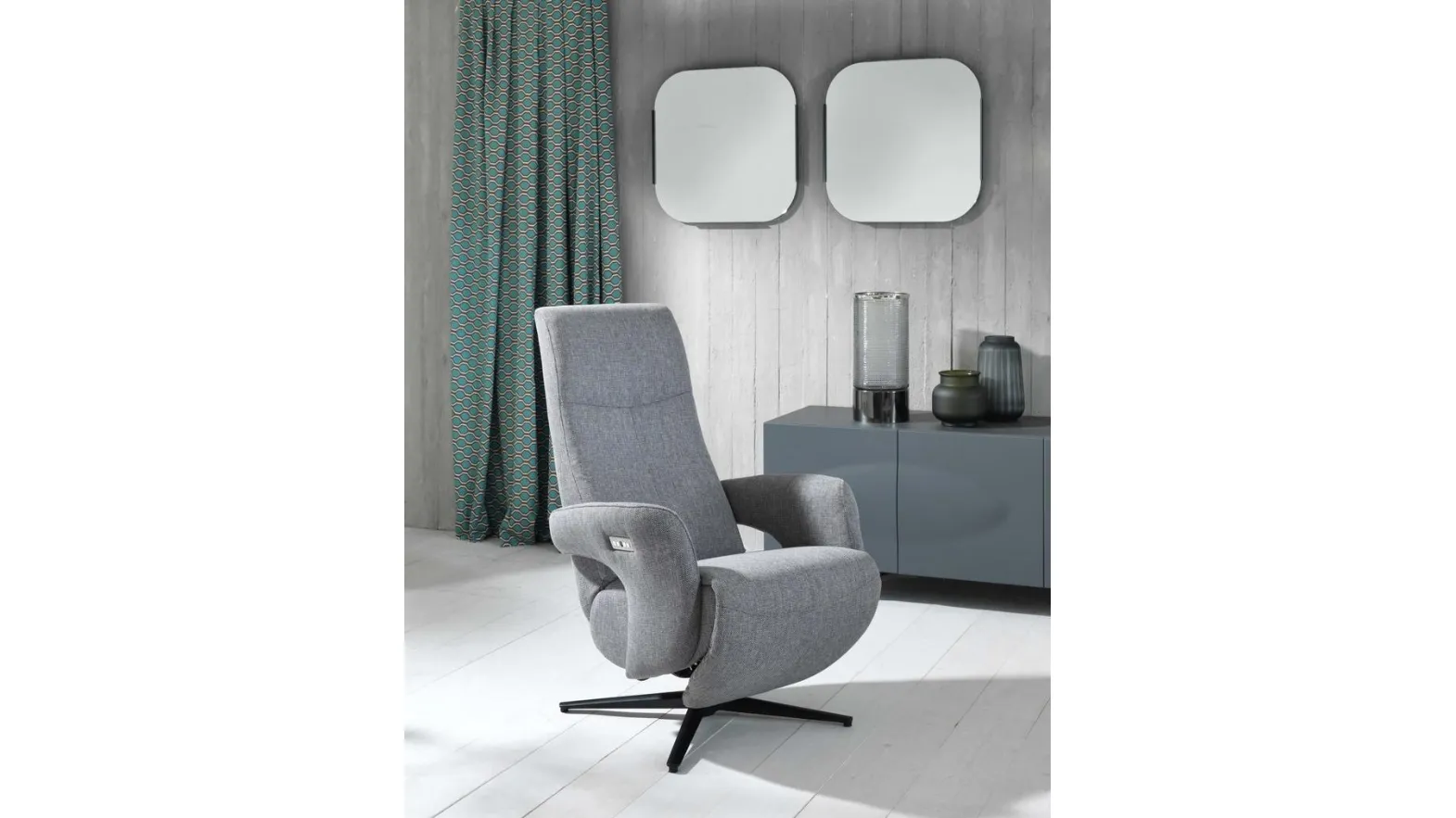 Poltrona relax Z001 in tessuto con base in metallo di Stones