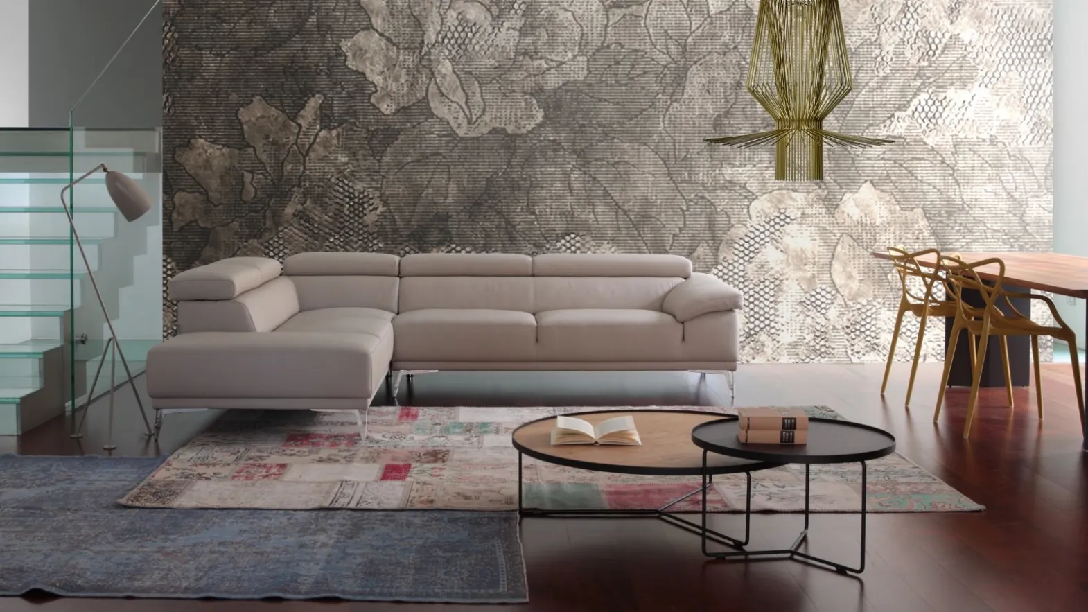 Divano angolare in ecopelle color beige con poggiatesta regolabili e piedini in metallo di Calia