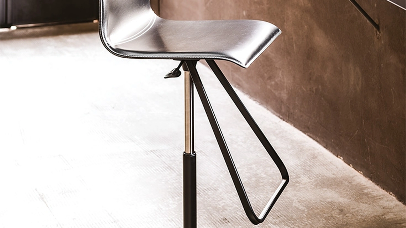 Sgabello in acciaio e cuoio Toto X di Cattelan Italia