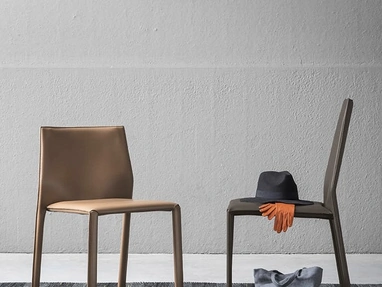 Sedia Corium in cuoio di  Alf Da Frè