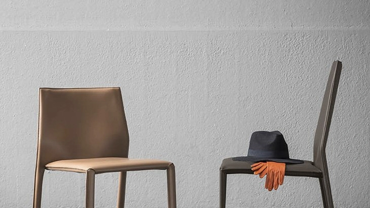 Sedia Corium in cuoio di  Alf Da Frè