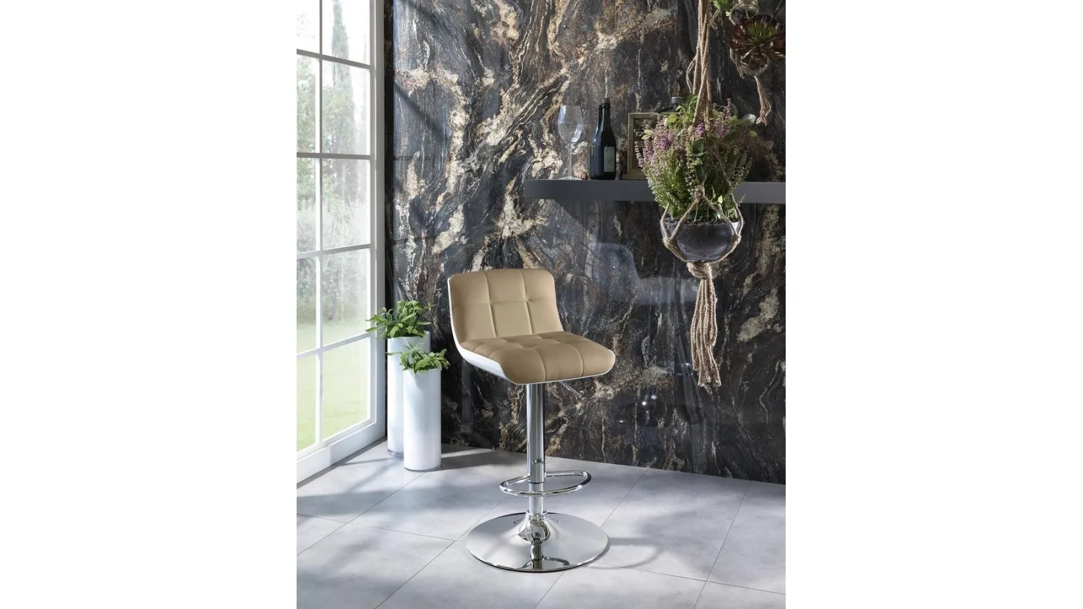Sgabello in ecopelle trapuntato con base in metallo Kurt di Stones